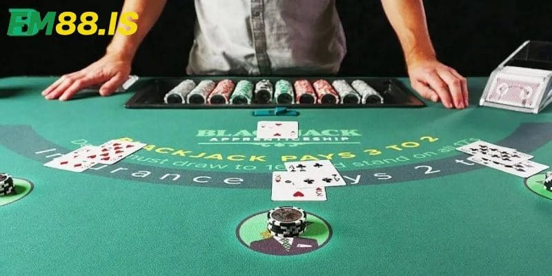 Quan sát bài của đối thủ trong bàn cược